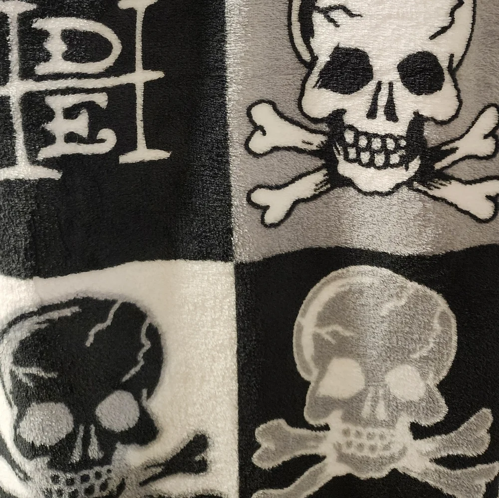 Ed Hardy Black White Skull And Crossbones Super Soft Plush Blanket Throw, NWT